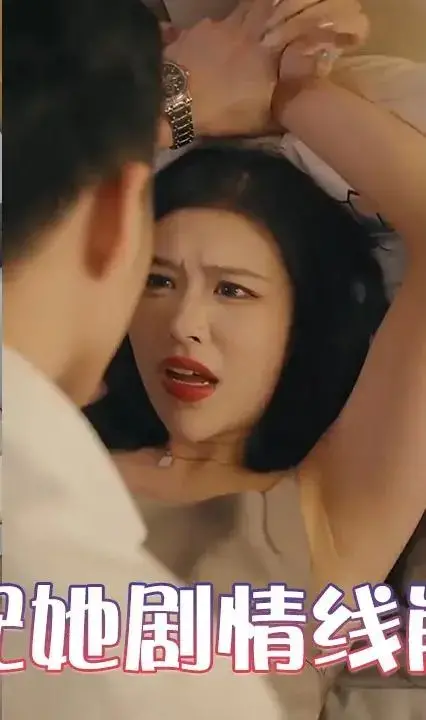 《女配她剧情线崩了》：反套路重生，逆袭之路爆笑开启！
